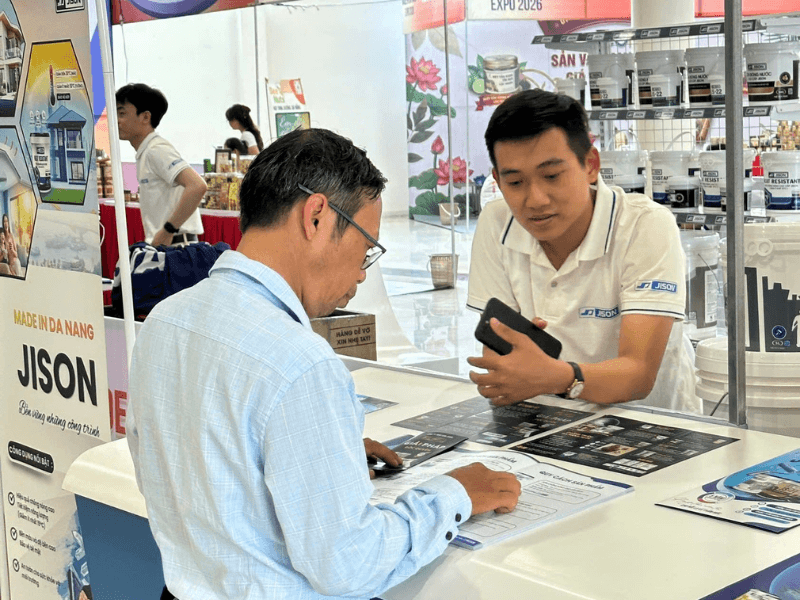 Tư vấn khách hàng tại quầy dịch vụ jison